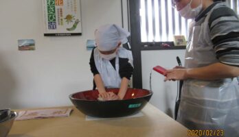 単身赴任中のお父さんの処に家族が来てくれ、一緒にそば打ちです