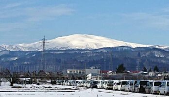 寒河江市内を車で走行中きれいな月山をみました