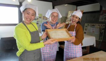 東京外国語大学の色々な国の学生が、紅葉庵に資料館に来てくれました