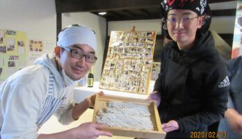 京都の若者四名え紅葉庵にそば打ちに来てくれました。