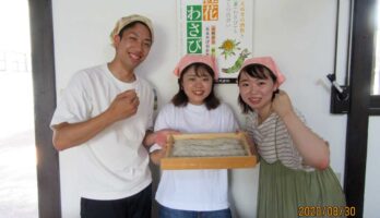 高校時代の仲良しの青年とお嬢さん方がそば打ちに来てくれました