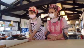 明るく楽しいいご家族でそば打ちに来てくれました