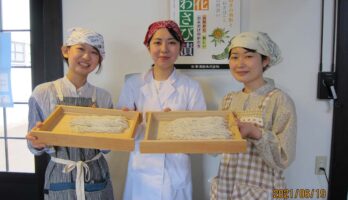 若いお嬢さんが紅葉庵にそば打ちに来てくれました