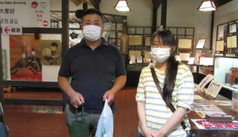 父の日のプレゼントをお求めに、当資料館にお越し下さいました。