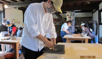 芸工大の学生さんと酒田の塩の社長さんがそば打ちに来てくれました。