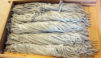 若いお嬢さんが紅葉庵にそば打ちに来てくださいました