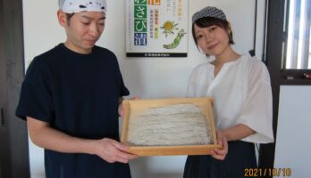 仙台より仲の良いカップルがそば打ちに来てくれました