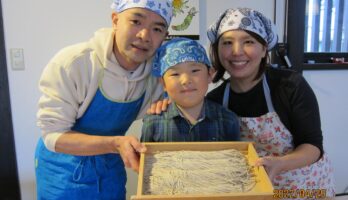 名古屋からの可愛い僕とお父さんお母さんでのそば打ち体験です