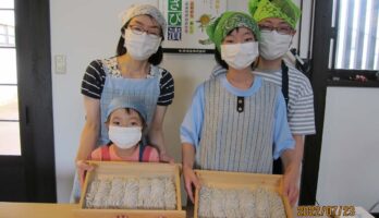 可愛いお嬢さんのとご両親のそば打ちです