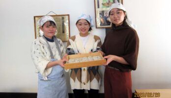 東京の大学生が卒業旅行の途中、紅葉庵にてそば打ちを体験されました