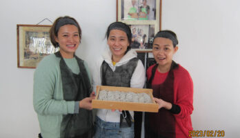 シンガポールより大変活動的な女性がそば打ちに挑戦です