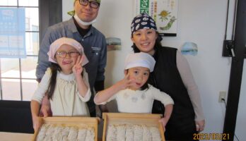 大変かわいいお嬢さんのそば打ち体験です