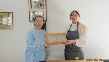 仙台の明るい女性のグループがそば打ちに来ました