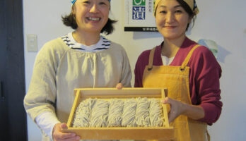 サッカーのサポーターさんのそば打ちです