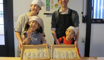 親子三世代のそば打ち体験です