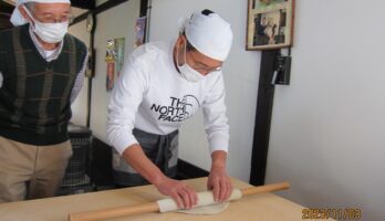 元自衛隊第六師団の方々の卒業生のそば打ち体験です