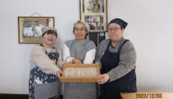 明るい女子三人組がそば打ちに来てくれました