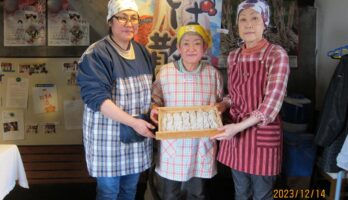 寒河江の行動手な女性の皆さ当社のそば打ちです