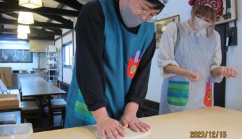 若い人のそば打ちです