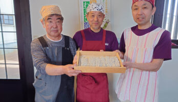 お父さんたち5名でそば打ちに来てくれました