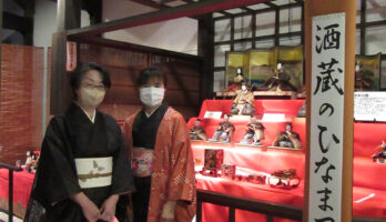 和服がお似合いの奥様が「酒蔵のひな祭り」にお越しくださいました。