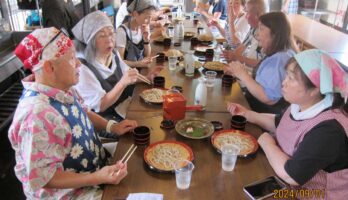 とてもパワフルで楽しい仲間のそば打ちです