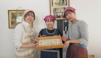 とても明るい学生さんのそば打ちです