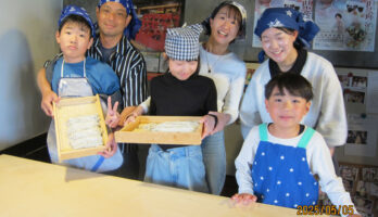 大家族のそば打ち体験です。