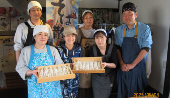 テニスサークルの仲間たちの体験そば打ちです