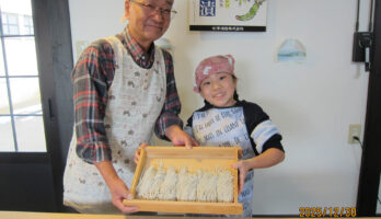 東京から帰省した家族がそば打ち体験！紅葉庵で三世代の思い出づくり