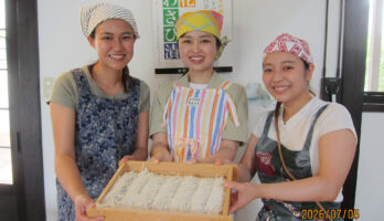 若く活発な女医さん3人の、にぎやかで華やかなそば打ち体験